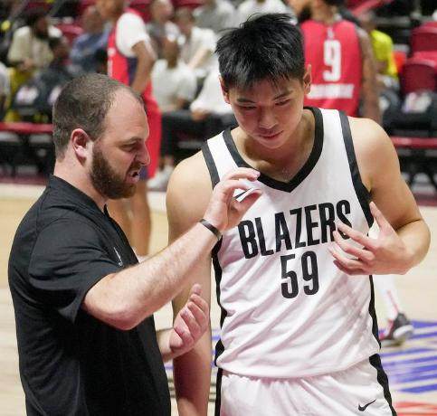 乐鱼官网-八大竞争对手！崔永熙进篮网上位超难，需打持久战