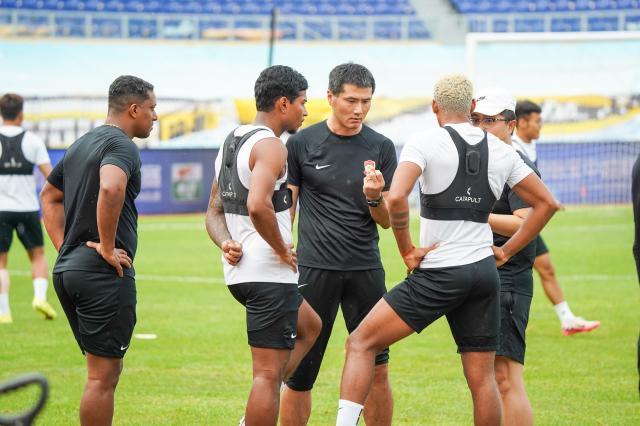 乐鱼体育-邵佳一首秀重逢国足前队友 西海岸后防顽疾待解决